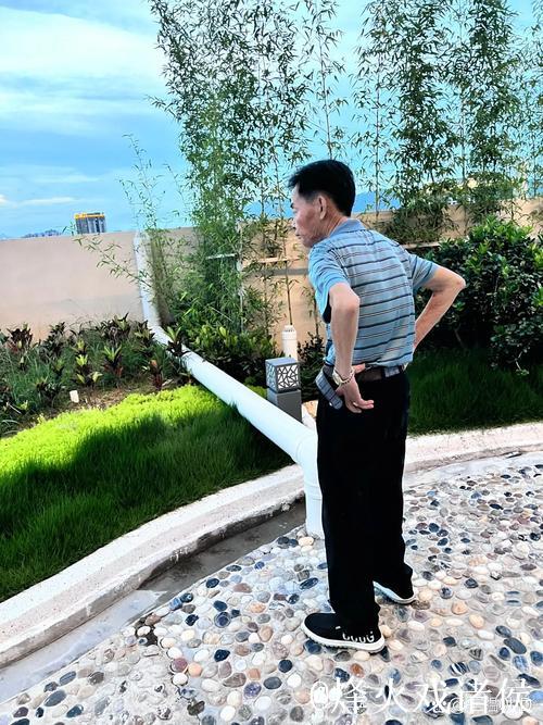 卢库米对小孔塞桑的出格举动：先抱起再重摔倒地