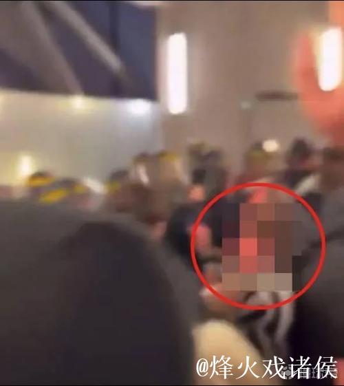 马赛vs纽卡比赛期间球迷厕所内行为出格